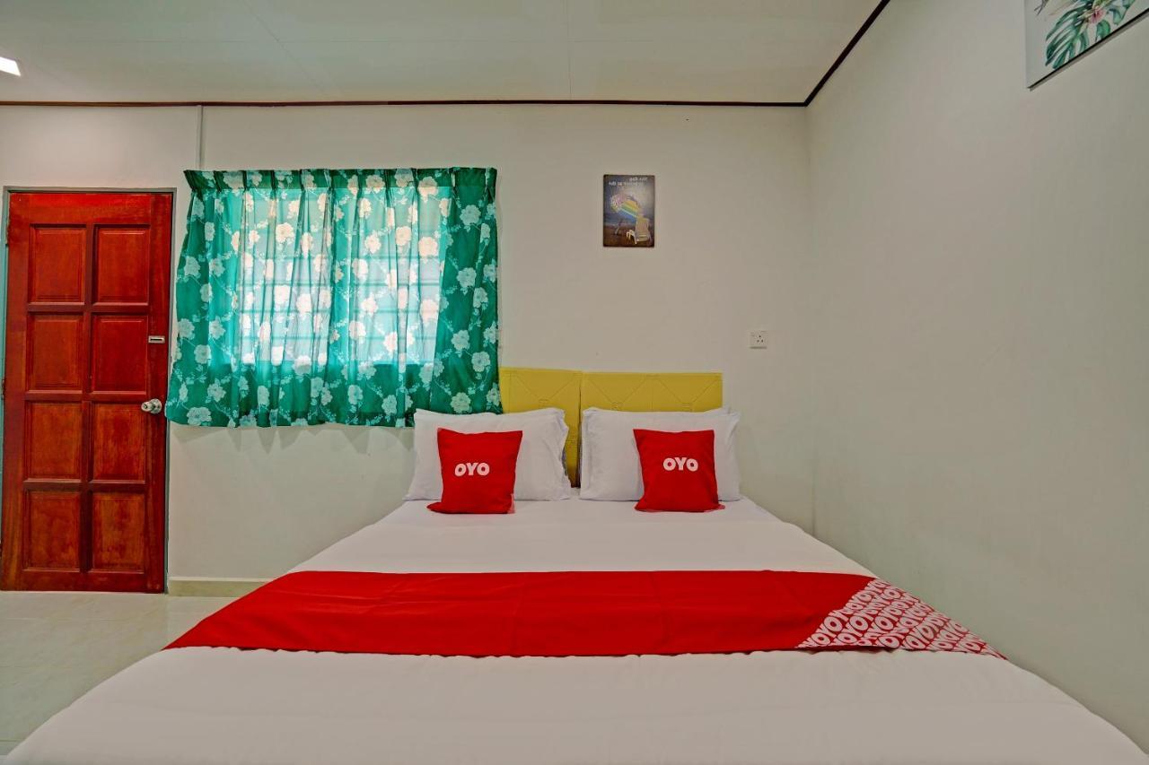 Capital O 90423 Teratai Chalet Hotel Kampong Raja Exterior photo