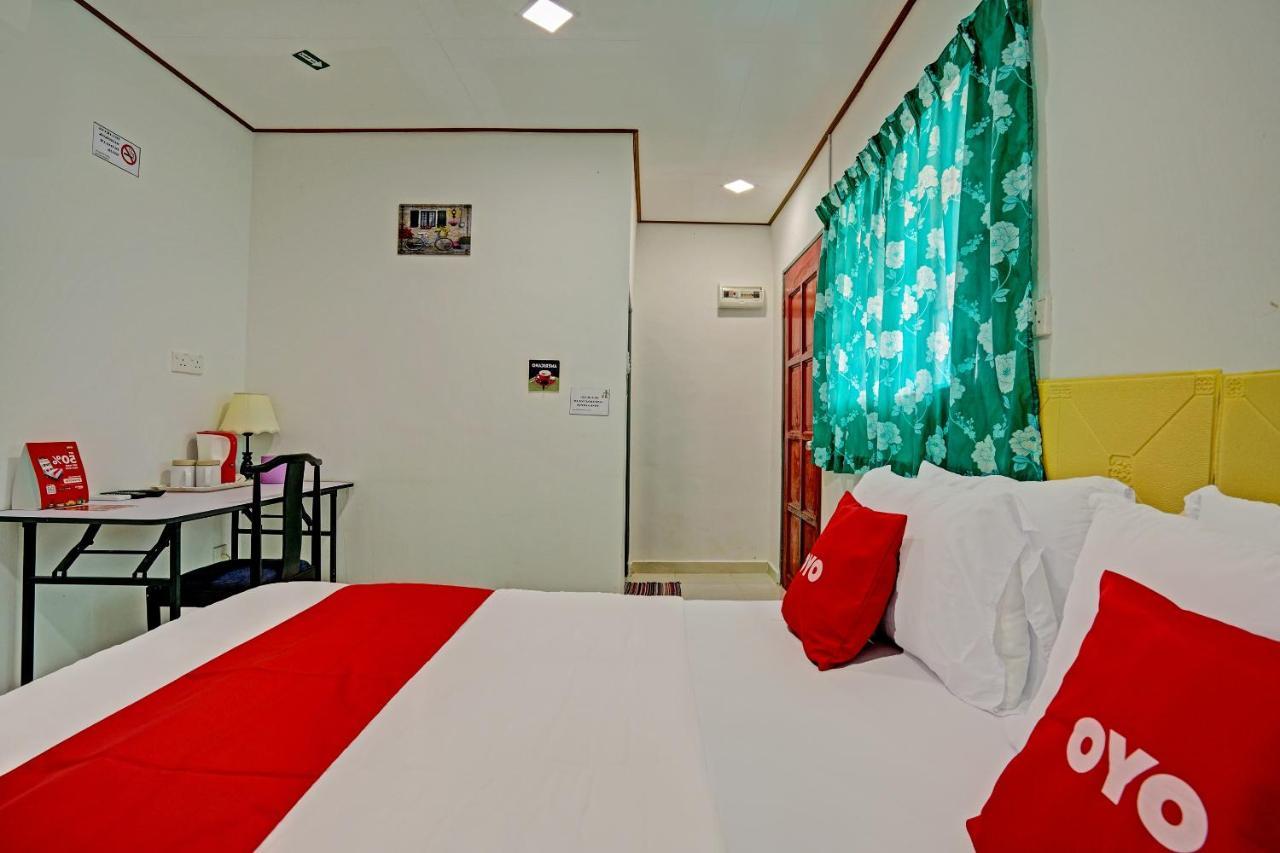 Capital O 90423 Teratai Chalet Hotel Kampong Raja Exterior photo